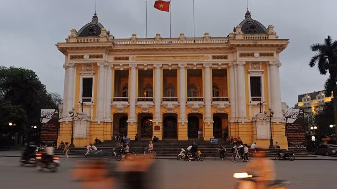 Được xây dựng bởi chính quyền thực dân Pháp từ năm 1901 đến 1911, Nhà hát Lớn Hà Nội được mô phỏng theo Palais Garnier ở Paris và là một trong những địa danh kiến trúc của Hà Nội. Ngày nay, Nhà hát lớn tổ chức nhiều sự kiện khác nhau, từ các buổi hòa nhạc cổ điển và các vở opera cho đến các buổi biểu diễn sân khấu đương đại và âm nhạc dân gian của các nghệ sĩ Việt Nam. Đây là nhà hát lớn nhất Việt Nam với sức chứa 600 chỗ ngồi.