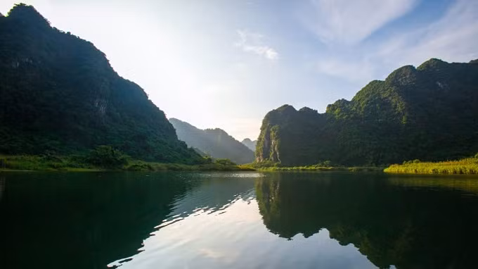 Là một phần của khu phức hợp du lịch sinh thái khổng lồ ở miền Nam Việt Nam, các hang động Tràng An có thể được khám phá bằng thuyền. Nơi đây có một mê cung của sông và hang động, làn nước xanh ngọc bích và làng mạc, cánh đồng, những con đường nhỏ...