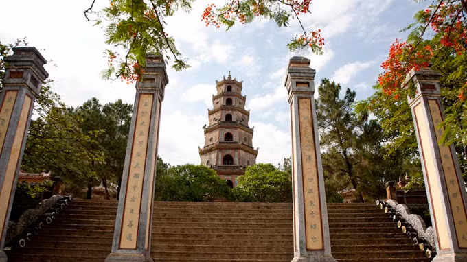 Nằm bên bờ sông Hương ở miền Trung Việt Nam, Huế từng là thủ đô của triều Nguyễn, từ giữa những năm 1500 đến năm 1945. Nơi đây vẫn là một trung tâm lịch sử và văn hóa của Việt Nam. Một trong những địa danh nổi tiếng ở đây là chùa Thiên Mụ từ thế kỷ 19 (ảnh)