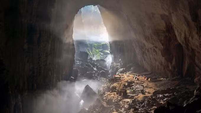 Là di sản thế giới của UNESCO, Vườn quốc gia Phong Nha-Kẻ Bàng là thiên đường cho những người thích khám phá. Nằm ở phía bắc Việt Nam, khu vực này là nơi có hơn 300 hang động, những ngọn núi đá vôi hùng vĩ, rừng rậm và những dòng sông ngầm, tạo cảm giác như chúng xuất hiện từ một câu chuyện cổ tích kỳ lạ. Đây là nơi bạn sẽ tìm thấy hang Sơn Đoòng, nơi được mệnh danh là hệ thống hang động lớn nhất thế giới.