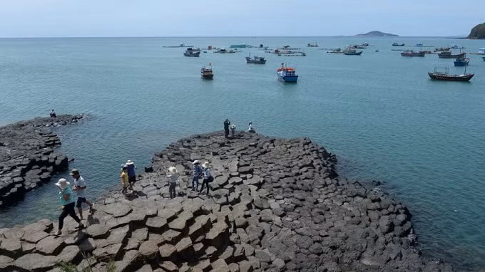 Dọc theo bờ biển trung tâm, phía bắc của Nha Trang, Ghềnh Đá đĩa là một Di sản quốc gia trưng bày các khối đá bazan bí ẩn. Hàng ngàn năm trước, các vụ nổ núi lửa đã hình thành nên các khối nham thạch cứng, giống như vảy cá.