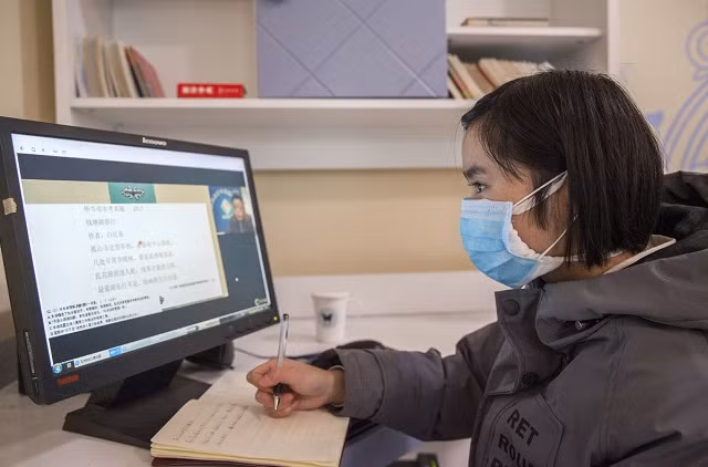 Su Yan, một học sinh của trường trung học Hồng Thủy ở thành phố Bijie, tỉnh Quý Châu, tham gia một lớp học trực tuyến tại nhà