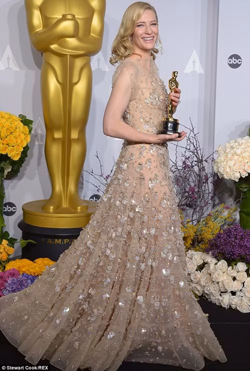 Cate Blanchett nhận giải cho vai diễn trong bộ phim Blue Jasmine tại thảm đỏ Oscar 2014. Cô tỏa sáng lộng lẫy với thiết kế của Armani Privé.