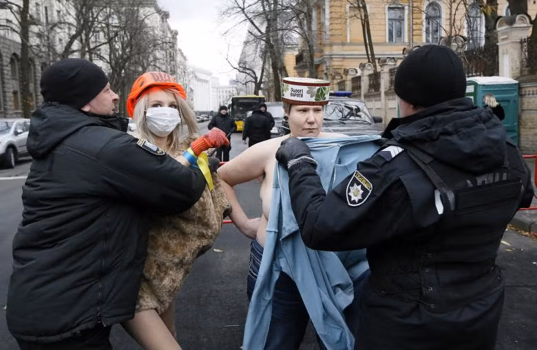 Cảnh sát bắt giữ những nhà hoạt động để ngực trần vì quyền phụ nữ ở Ukraine Cảnh sát bắt giữ những nhà hoạt động để ngực trần vì quyền phụ nữ ở Ukraine