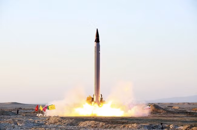 Tên lửa đạn đạo đất-đối-đất Emad của Iran được phóng (Ảnh: AP)