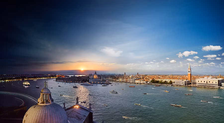 Campanile San Giorgio ở Venice, Italia