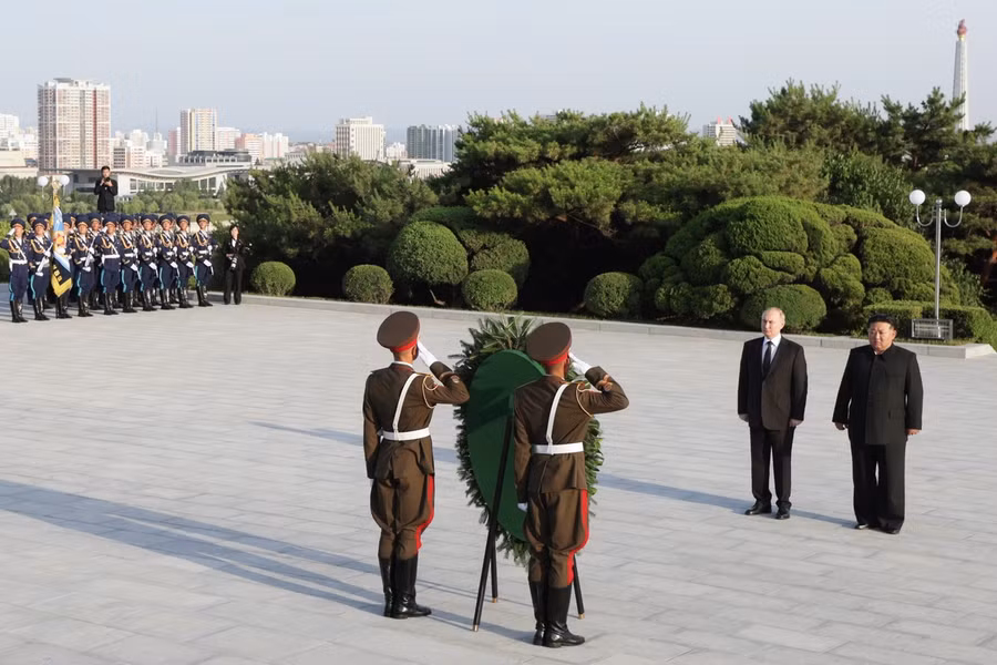Tổng thống Nga Vladimir Putin và nhà lãnh đạo Triều Tiên Kim Jong-un đặt hoa tại đài tưởng niệm những người lính Liên Xô đã hy sinh trong quá trình giải phóng Triều Tiên khỏi Nhật Bản trong Thế chiến thứ hai. (Ảnh: Sputnik) Tổng thống Nga Vladimir Putin và nhà lãnh đạo Triều Tiên Kim Jong-un đặt hoa tại đài tưởng niệm những người lính Liên Xô đã hy sinh trong quá trình giải phóng Triều Tiên khỏi Nhật Bản trong Thế chiến thứ hai. (Ảnh: Sputnik)