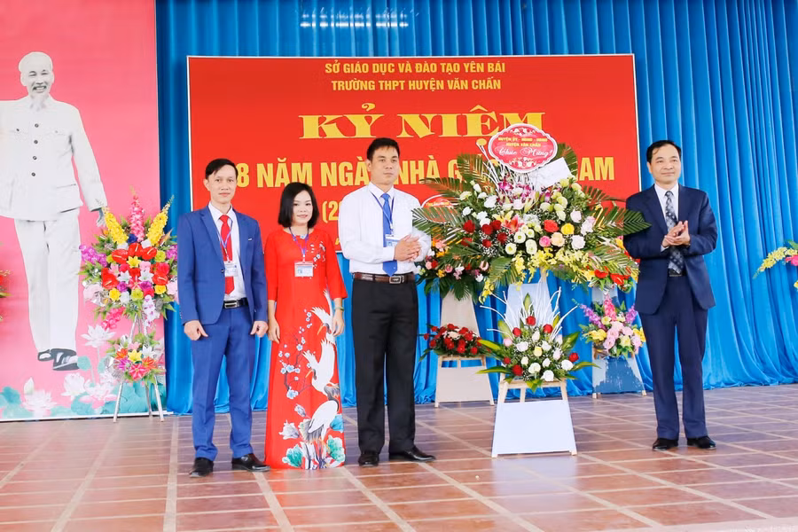 Lãnh đạo UBND huyện Văn Chấn tặng hoa chúc mừng nhân kỷ niệm ngày Nhà giáo Việt Nam 20/11.