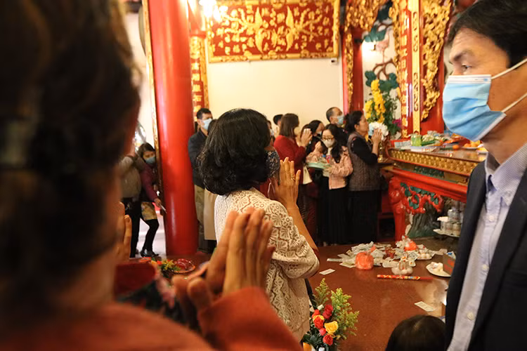 Người dân đi lễ đều đeo khẩu trang phòng chống dịch nghiêm túc.
