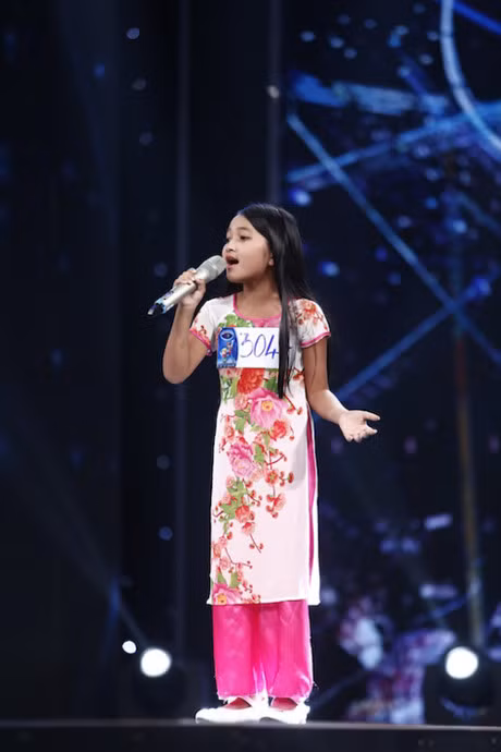 Co be khiem thi hat ca khuc ve me khien Isaac, Van Mai Huong nghen ngao - Anh 6