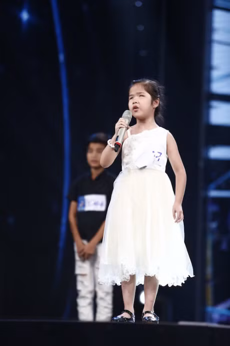 Co be khiem thi hat ca khuc ve me khien Isaac, Van Mai Huong nghen ngao - Anh 3