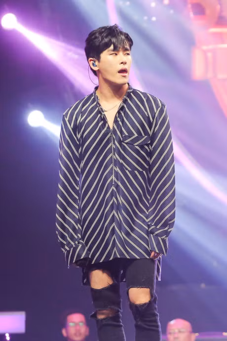 Fan xep hang dai cho xem nhom nhac Infinite bieu dien - Anh 7