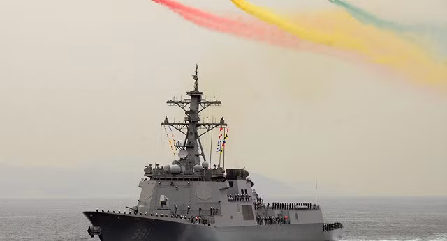 Trực thăng bay phía trên tàu Sejong KDX991
