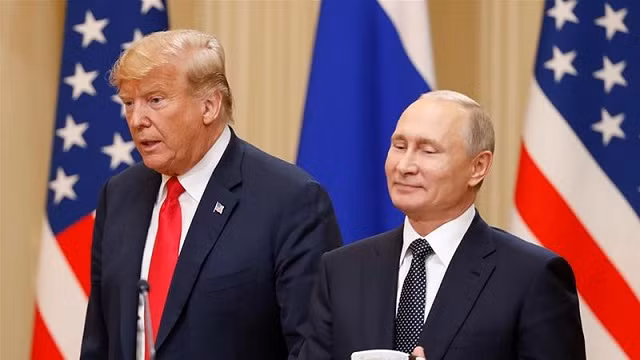 TT Mỹ Donald Trump và TT Nga Vladimir Putin (phải).