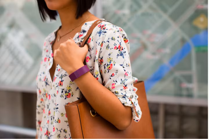 Thiết bị đeo có thể đóng góp lớn trong việc điều trị tim mạch. Ảnh: Fitbit.