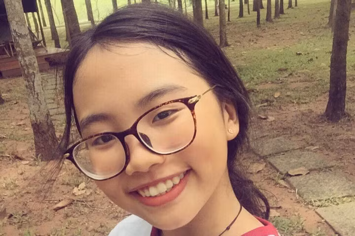 Phương Mỹ Chi diện áo dài duyên dáng như thiếu nữ