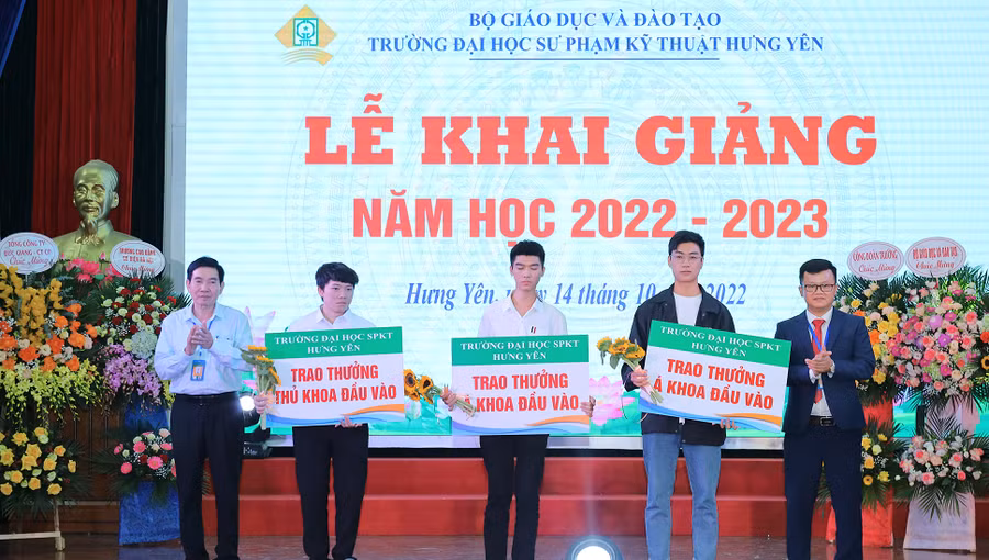 Trao thưởng cho các tân sinh viên có thành tích xuất sắc Trao thưởng cho các tân sinh viên có thành tích xuất sắc