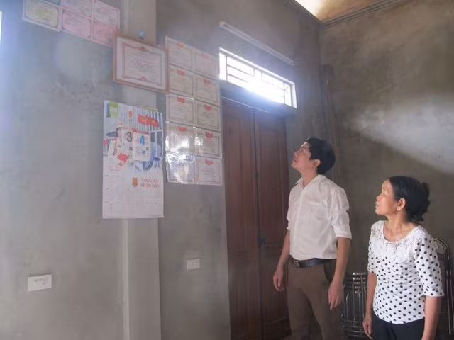 Góc thành tích của Thoa, niềm tự hào của người mẹ lam lũ Nguyễn Thị Hà.