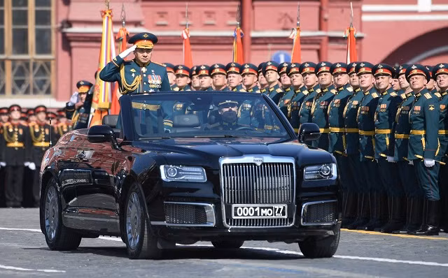 Bộ trưởng Quốc phòng Nga Sergey Shoigu trên xe Augus