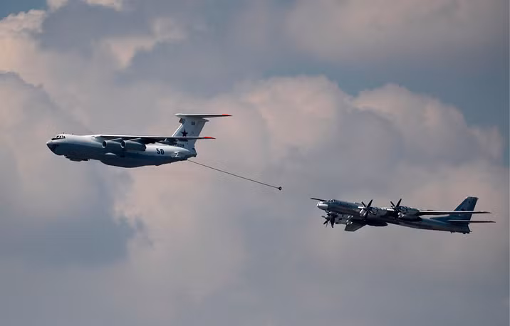 Máy bay ném bom chiến lược Tupolev Tu-95MSM và máy bay tiếp nhiên liệu trên không Ilyushin Il-78