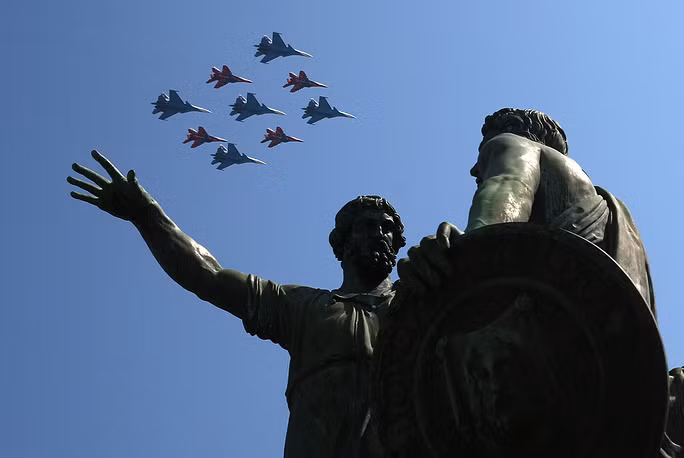 Máy bay chiến đấu đa năng Sukhoi Su-30SM của đội nhào lộn trên không Russkiye Vityazi và máy bay chiến đấu đa năng Mikoyan MiG 29 của đội nhào lộn trên không Strizhi