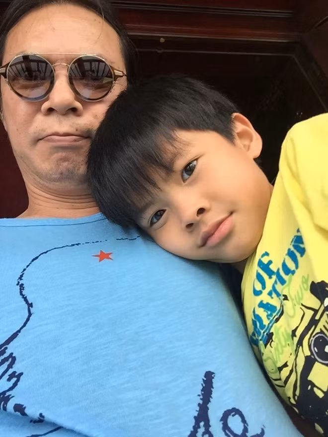 Đạo diễn Trần Lực và con trai Bờm cùng các thành viên gia đình có chuyến thăm biển Hạ Long. Cặp bố con của Bố ơi mình đi đâu thế? chia sẻ hình ảnh tình cảm cùng bình luận "Thi thoảng cha con ta sến sẩm tí cho thi vị". s