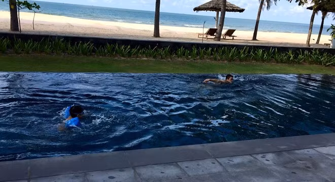 Cường Đô La dành thời gian bên con trai cưng Subeo tại hồ bơi của một khu resort. Trong ảnh, hai bố con cùng nhau thi bơi, chồng cũ Hồ Ngọc Hà viết: "I"m the winner hahaha" (Bố là người chiến thắng). s