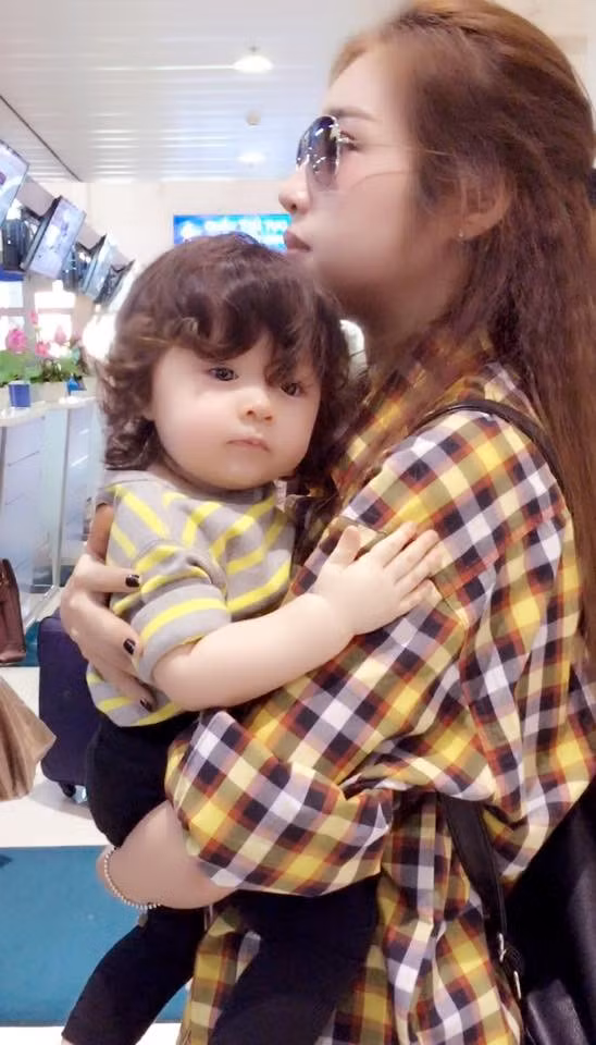 Dù còn nhỏ như cô bé đã được mẹ cho đi chơi khá nhiều nơi. Elly Trần chia sẻ con gái của mình rất khỏe mạnh, ngoan ngoãn và là nguồn động viên lớn cho cô trong công việc lẫn cuộc sống. Bà mẹ xinh đẹp viết: