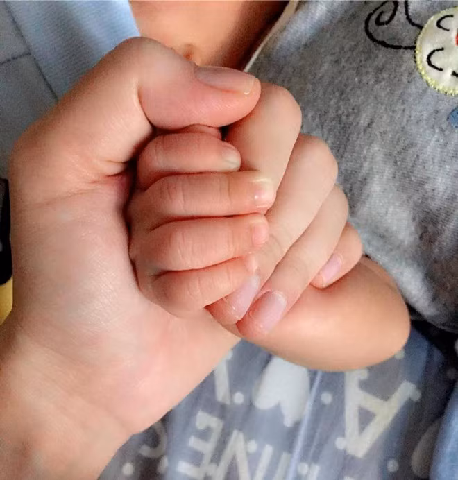Ca sĩ Thu Thủy đang trải nghiệm cảm giác những ngày đầu làm mẹ cùng cậu quý tử. Cô đăng ảnh nắm tay con trai cùng status: "Người người nhà nhà đi chơi,chỉ cần như vậy cũng đủ rồi". s