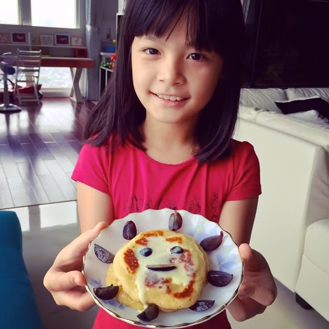 MC Phan Anh cùng con gái lớn Bảo Anh (Bo) vào bếp để làm bánh. Anh chia sẻ hình ảnh cô công chúa lớn với thành quả cùng lời bình: "Cháu nướng ông mặt trời". s