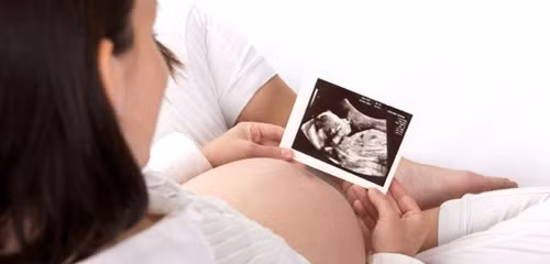 Cảm giác chờ đợi sinh mổ thường là rất sợ hãi và đơn độc (Ảnh minh họa)

