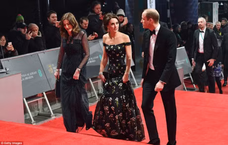 Dan sao Hollywood long lay tren tham do cua le trao giai BAFTA - Anh 3