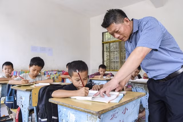 GV Jiao Shengding dạy HS tại thị trấn Aidian của quận Ninh Minh, khu tự trị Choang Quảng Tây, miền nam Trung Quốc