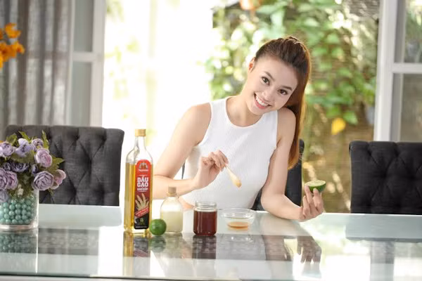 Mát-xa mặt với dầu gạo là sở thích của Ninh Dương Lan Ngọc