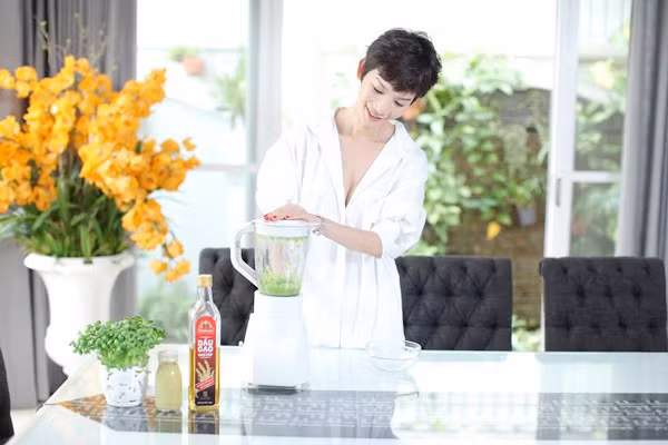 Xuân Lan chuẩn bị mặt nạ dưỡng da với dầu gạo