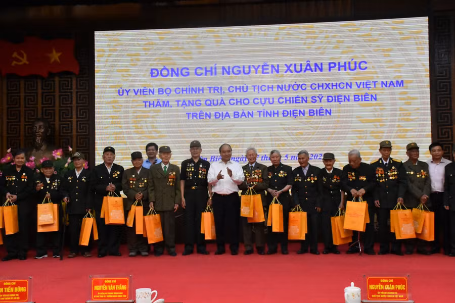 Chủ tịch nước Nguyễn Xuân Phúc tặng quà các chiến sĩ Điện Biên.