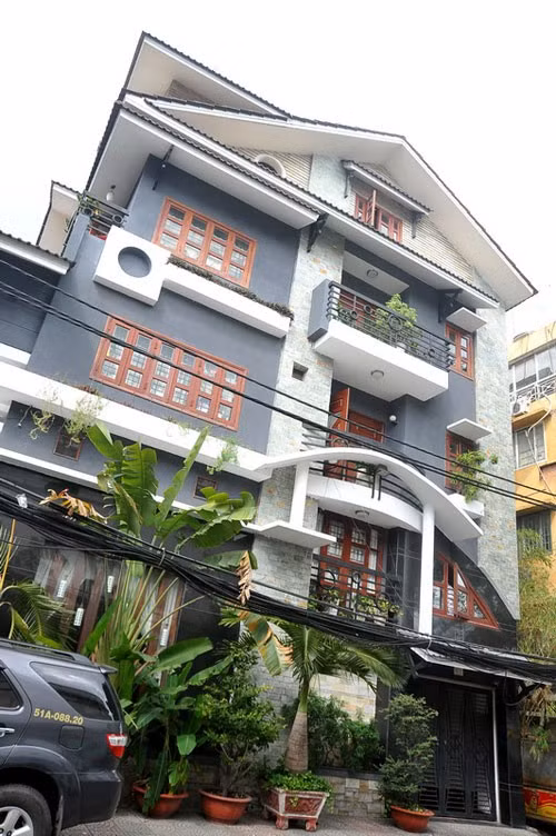 Lý Hải: Nam ca sĩ Trọn đời bên em sống hạnh phúc cùng vợ và ba con trong căn hộ riêng nằm trên đường 3/2, quận 10, TP HCM. Căn nhà được xây cách đây 6 năm, thời điểm giá vật liệu xây dựng cao. Nam ca sĩ từng hé lộ, tổng giá trị đất và nội thất của tư gia khoảng 2 triệu USD (trên 40 tỷ đồng).