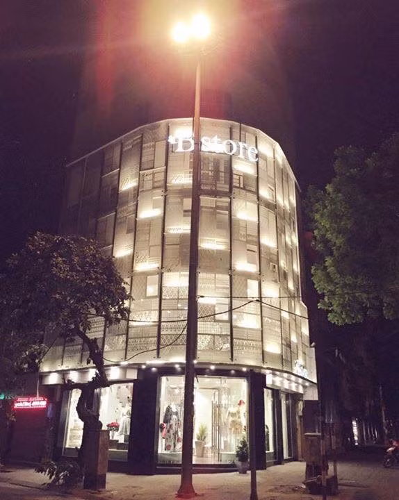 Thủy Top: Sinh ra trong gia đình có điều kiện, Thủy Top có cuộc sống khá thoải mái và dư giả. Thậm chí, cô từng nhận bản thân là đại gia của chính mình. Người đẹp sinh năm 1989 cũng kín tiếng về gia thế. Ít ai biết, gia đình cô sở hữu nhà lầu 7 tầng, hai mặt tiền phố Trần Hưng Đạo và Bà Triệu, thuộc trung tâm Hà Nội. Trong đó, gia đình sống ở 5 tầng trên, hai tầng dưới cho thuê làm cửa hàng.