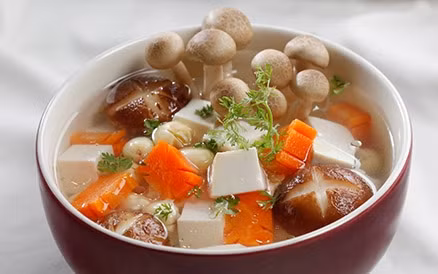 Mâm cơm ngon và lạ miệng với gỏi măng cụt, gà rang lá chanh