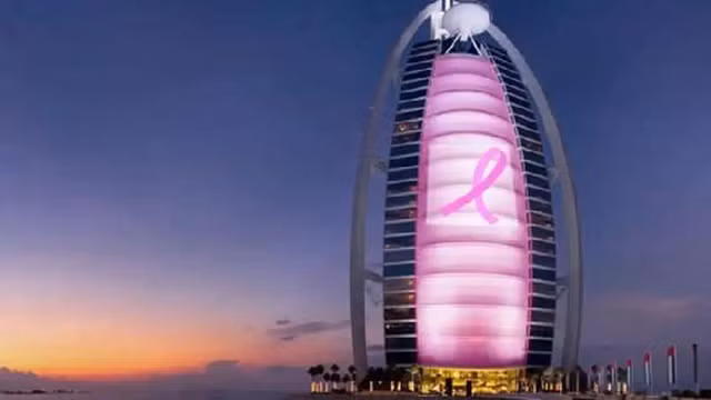 Khách sạn sang trọng có trụ sở tại Dubai, Burj Al Arab đánh dấu tháng nâng cao nhận thức về bệnh ung thư vú bằng cách phát động chiến dịch Pinking Burj Al Arab. 