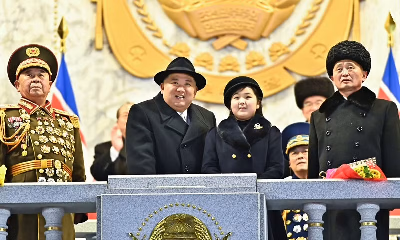 Nhà lãnh đạo Triều Tiên Kim Jong-un cùng con gái xem cuộc duyệt binh. Nhà lãnh đạo Triều Tiên Kim Jong-un cùng con gái xem cuộc duyệt binh.