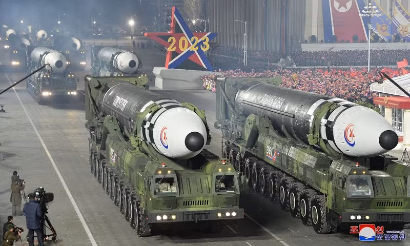 Xe chở đầu đạn kiêm bệ phóng tên lửa đạn đạo xuyên lục địa (ICBM) Hwasong-17. Xe chở đầu đạn kiêm bệ phóng tên lửa đạn đạo xuyên lục địa (ICBM) Hwasong-17.