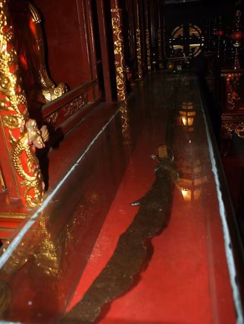 Thanh đao này dài tới 2,55m, trọng lượng ước tính khi chưa bị han rỉ, sứt mẻ lên tới hơn 30kg.