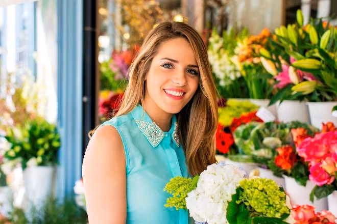Julia Engel: Với hơn 665.000 người theo dõi trên Instagram, Julia Engel cũng kiếm được nhiều lợi nhuận. Hot blogger đến từ San Francisco, Mỹ thường lăng xê đa dạng các loại sản phẩm và thu về số tiền hoa hồng dựa trên doanh số bán hàng. Nhìn vào những lần quảng cáo của Julia, nhiều người dự đoán số tiền cô có được từ mạng xã hội phải lên đến 7 con số (tính theo USD Mỹ). Những bạn trẻ kiếm bộn tiền nhờ mạng xã hội