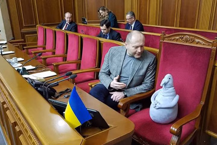 Đằng sau chuyện thú nhồi bông đi họp quốc hội ở Ukraine