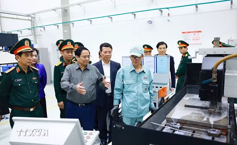 Thủ tướng Phạm Minh Chính tham quan xưởng sản xuất sản phẩm cơ khí công nghệ cao của Tập đoàn Viettel. (Ảnh: Dương Giang/TTXVN)