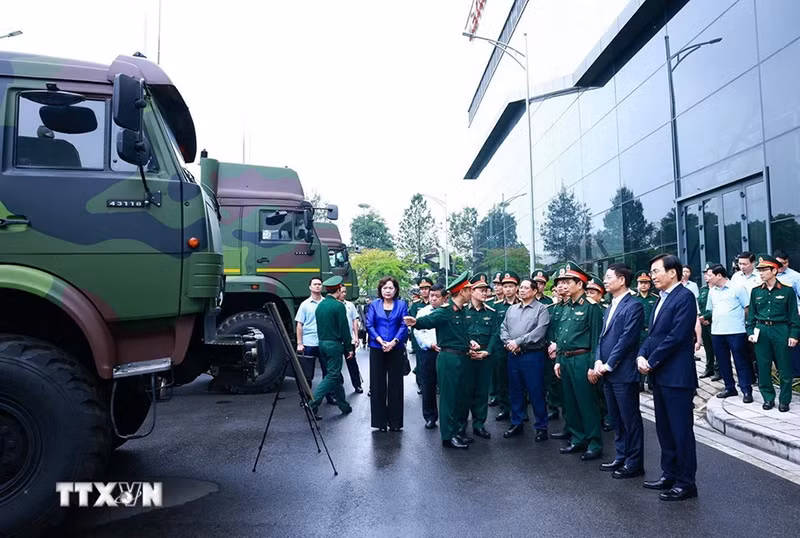 Thủ tướng Phạm Minh Chính tham quan trưng bày sản phẩm công nghệ cao của Tập đoàn Viettel. (Ảnh: Dương Giang/TTXVN)