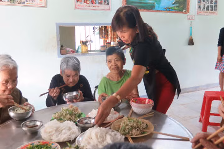 Trung tâm dưỡng lão của người phụ nữ mồ côi từ tấm bé