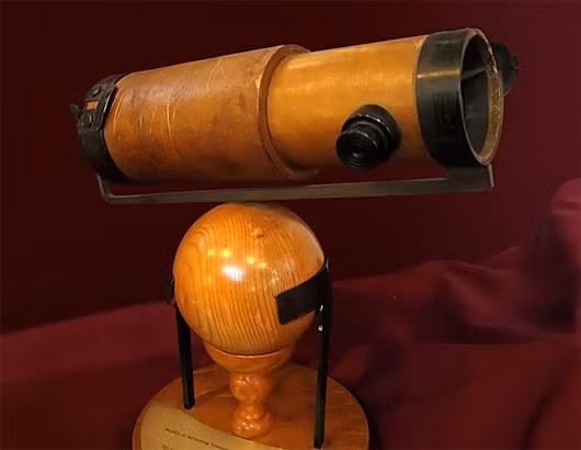 Một bản sao của chiếc kính viễn vọng phản xạ do Newton chế tạo và đã trình bày trước Hội đồng hoàng gia vào năm 1672 Một bản sao của chiếc kính viễn vọng phản xạ do Newton chế tạo và đã trình bày trước Hội đồng hoàng gia vào năm 1672