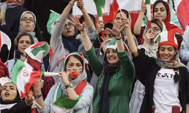 Lần đầu tiên sau 4 thập kỷ, phụ nữ Iran được xem bóng đá trên sân.